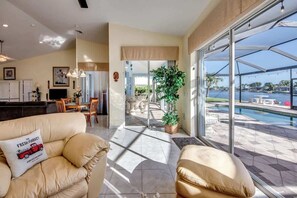 TV, offices - Lake Kennedy water front villa (Cape Coral)