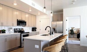 Jääkaappi, mikroaaltouuni, uuni, liesi