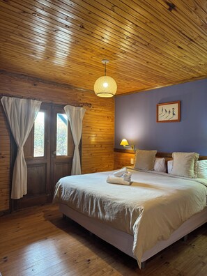 4 bedrooms, Internet, bed sheets - Hosteria Hainen Cabins, located in El Calafate, 10 minutes from downtown. (El Calafate)