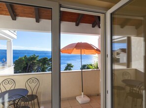 Outdoor dining - Standard One Bedroom Apartment with Sea View and Terrace (Stanici)