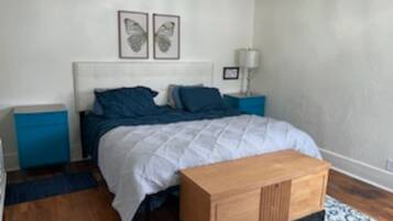 1 bedroom, desk, WiFi