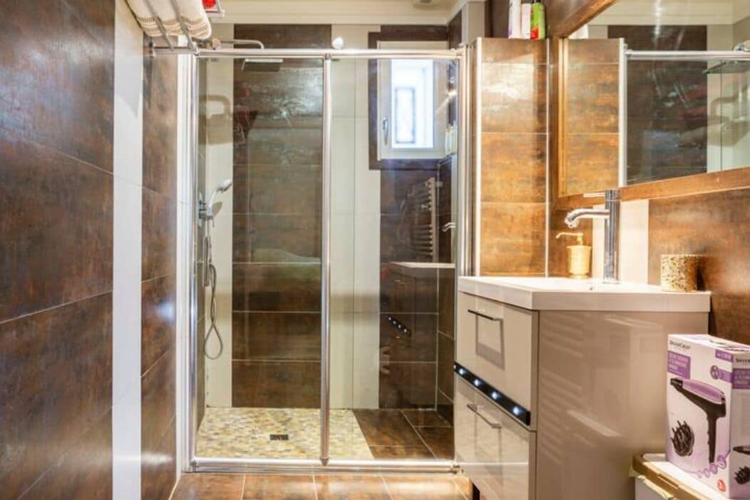 Chambre Privée Victorienne | Bathroom | Free toiletries, hair dryer, towels, soap