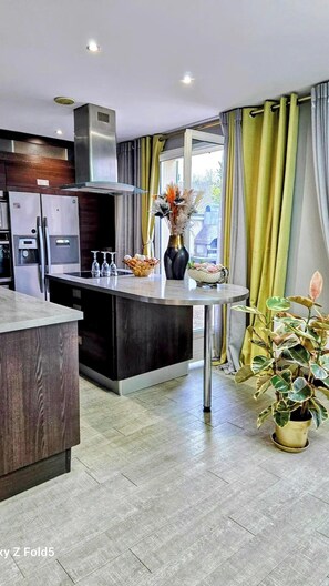 Yksityinen keittiö | Täysikokoinen jääkaappi, mikroaaltouuni, uuni, liesi