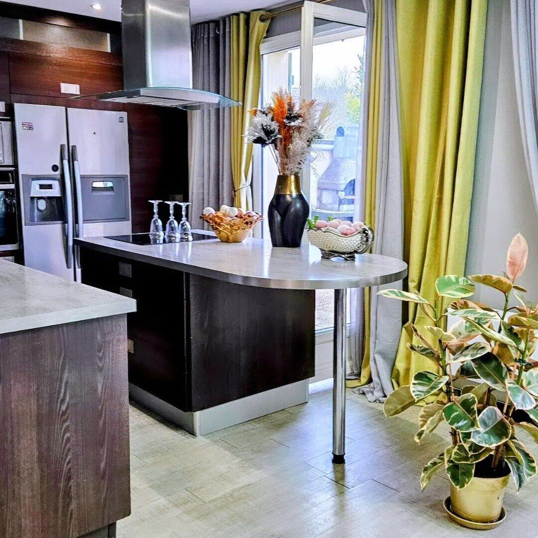 Täysikokoinen jääkaappi, mikroaaltouuni, uuni, liesi