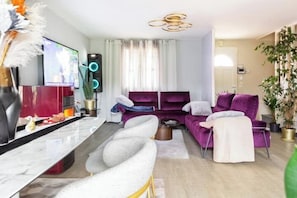 45-inch flat-screen TV with cable channels, computer monitors, printers - Maison Romantique entre deux fleuves chez l'habitant  (Montereau-Fault-Yonne)