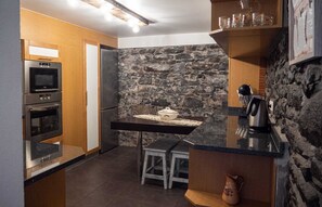Private kitchen - Casa Dos Avós Guest House, where the mountains embrace the sea! (Arco da Calheta)