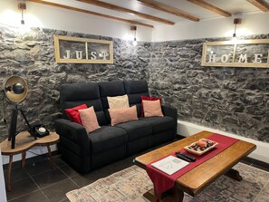 Smart TV - Casa Dos Avós Guest House, where the mountains embrace the sea! (Arco da Calheta)