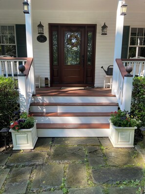 Exterior detail - 4-bedroom house with pool and walking distance to Tisbury and Lake Tashmoo. (Tisbury)