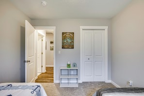 3 bedrooms, iron/ironing board, Internet, bed sheets - Entertainment Shed! Pet-Friendly Oregon Coast Home (Bay City)