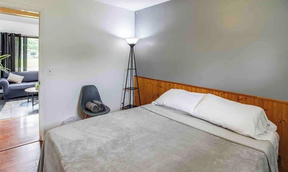 Silitysrauta/-lauta, vauvan matkasänky, Wi-Fi, vuodevaatteet