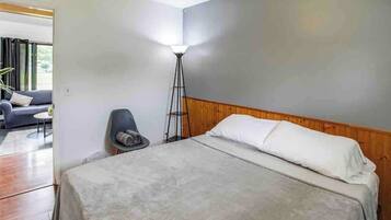 Silitysrauta/-lauta, vauvan matkasänky, Wi-Fi, vuodevaatteet