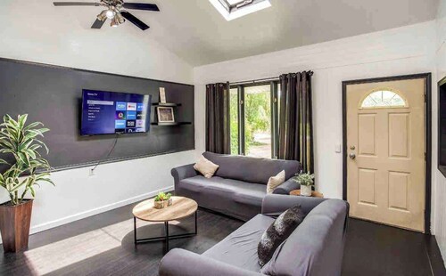 Enjoyable Home by Airport and Dwtn
