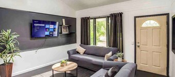 Enjoyable Home by Airport and Dwtn