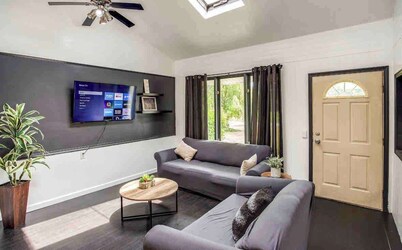 Enjoyable Home by Airport and Dwtn