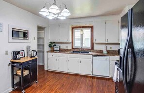 Fridge, microwave, oven, stovetop - Enjoyable Home by Airport & Dwtn (Rochester)