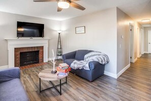 TV, fireplace - 💫Modern & Quiet Suburban Ranch Mins to Dtwn/Stores (East Rochester)