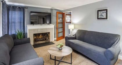 Astonishing Home Mins Away Airport Dwtn UofR andRIT