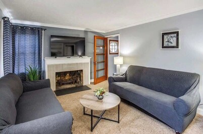 Astonishing Home Mins Away Airport Dwtn UofR andRIT