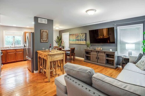 😎Comfy Suburb Home😎 w/ King Beds by Arpt/Dwnt/UofR