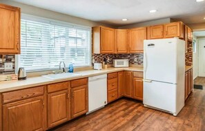Fridge, microwave, oven, stovetop - Centric Ranch in South ave by Dwtn/UofR/Arpt (Rochester)