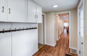 Interior - Centric Ranch in South ave by Dwtn/UofR/Arpt (Rochester)