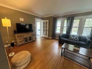 TV - ✨Spacious✨ Steps to Strong/UofR by Airpt/Dwtn /RIT (Rochester)