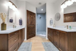 Douche, sèche-cheveux, serviettes fournies, shampoing