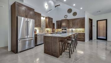 冰箱、微波炉、烤箱、炉灶