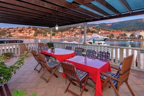 Outdoor dining - Perfect 3-bedroom 4 bathrooms villa waterfront with pool, BBQ,panoramic sea view (Jelsa)