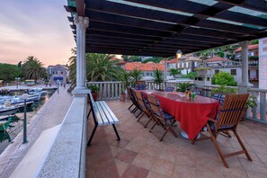 Outdoor dining - Perfect 3-bedroom 4 bathrooms villa waterfront with pool, BBQ,panoramic sea view (Jelsa)