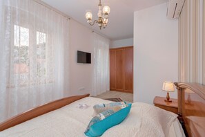 3 bedrooms, in-room safe, iron/ironing board, travel cot - Perfect 3-bedroom 4 bathrooms villa waterfront with pool, BBQ,panoramic sea view (Jelsa)