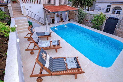 Perfect 3-bedroom 4 bathrooms villa waterfront with pool, BBQ,panoramic sea view