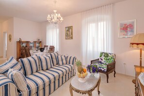 TV - Perfect 3-bedroom 4 bathrooms villa waterfront with pool, BBQ,panoramic sea view (Jelsa)