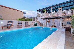 Outdoor pool - Perfect 3-bedroom 4 bathrooms villa waterfront with pool, BBQ,panoramic sea view (Jelsa)