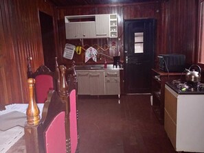 Refrigerador, horno, parrilla de estufa y tetera eléctrica 