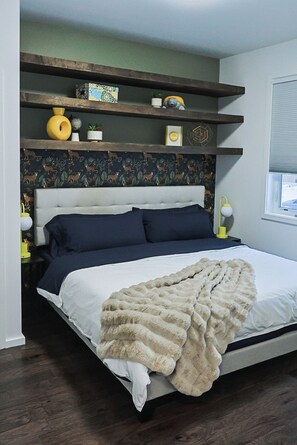 6 bedrooms, travel cot, WiFi, bed sheets - New, Climbing loft, hot tub, 2 King, House is Experience, Family Friendly! (Edmonton)