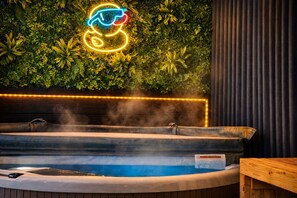 Indoor spa tub - New, Climbing loft, hot tub, 2 King, House is Experience, Family Friendly! (Edmonton)