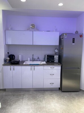 Private kitchen - Charming two-bedroom apartment On The Sea Bat Yam (Bat Yam)