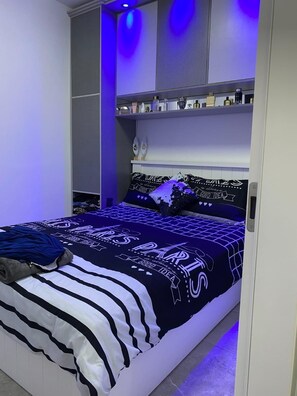 2 bedrooms, iron/ironing board, WiFi, bed sheets - Charming two-bedroom apartment On The Sea Bat Yam (Bat Yam)