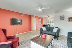TV, books - Close to Golf! 55-Plus Snowbird Escape in Mesa (Mesa)