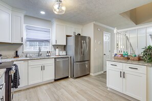 Jääkaappi, mikroaaltouuni, liesi, astianpesukone