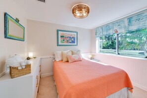 3 bedrooms, desk, iron/ironing board, Internet - Steps to Dtwn & Bay! Snowbird Escape in Englewood (Englewood)