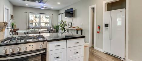 ثلاجة، ميكروويف، موقد طهي مسطح، غسالة أطباق