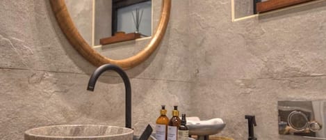 Shower, free toiletries, hair dryer, bidet