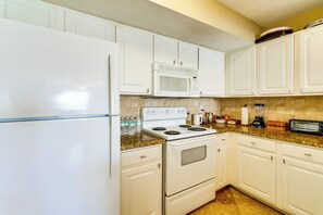 Fridge, microwave, stovetop, dishwasher - 3 Mi to Dtwn Fort Myers: Condo w/ Pool Access (Fort Myers)