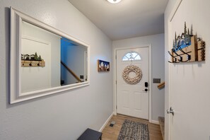 Interior - U-Med District Townhome w/ Private Yard + Grill (Anchorage)