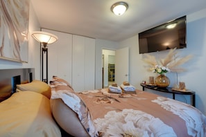 3 bedrooms, iron/ironing board, Internet, bed sheets - U-Med District Townhome w/ Private Yard + Grill (Anchorage)