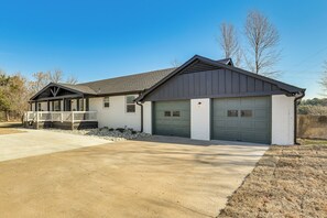 Exterior - East Texas Group Getaway! Modern Longview Home (Longview)