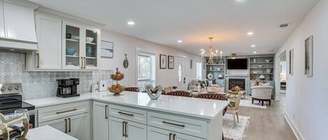 Réfrigérateur, micro-ondes, plaque de cuisson, lave-vaisselle