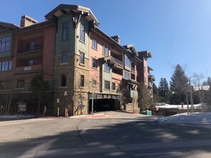 Exterior - Fireside at Mammoth-Next to ski gondola & Village (Mammoth Lakes)